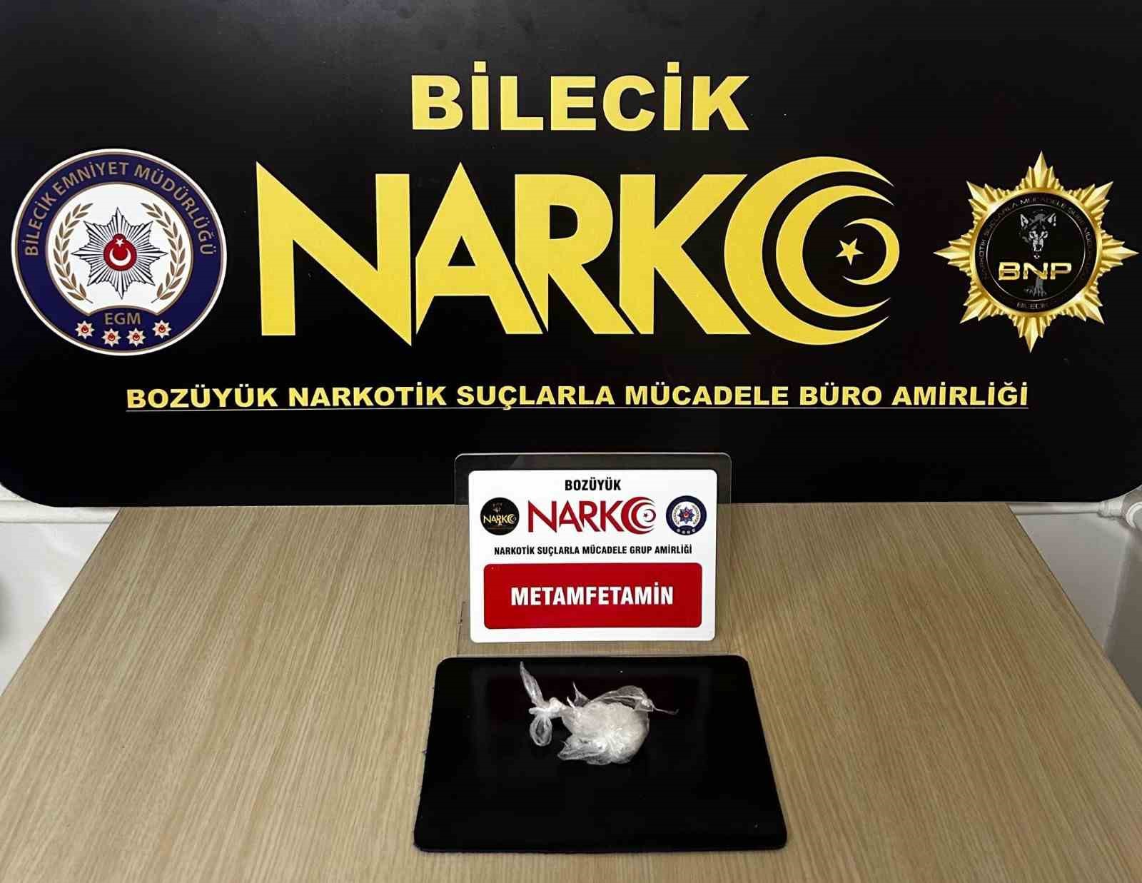 Bi̇leci̇kte Durdurulan Araçta Uyuşturucu Madde Alarmı! 3 Şüpheli̇ Yakalandı