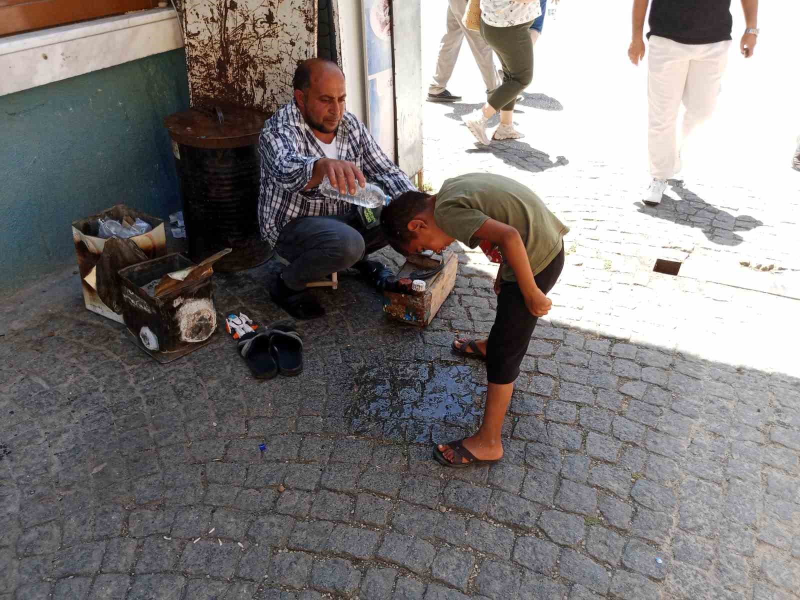 Bunaltıcı Sıcağa Rağmen Ekmek Parası Peşi̇ndeler