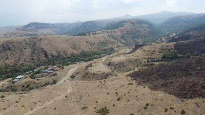 AFYONKARAHİSAR'DA OT VE ÇALILARIN BULUNDUĞU DAĞLIK ALANDA ÇIKAN VE HELİKOPTER