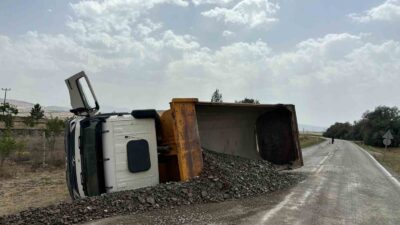 AFYONKARAHİSAR’DA KONTROLDEN ÇIKARAK DEVRİLEN HAFRİYAT KAMYONUNUN SÜRÜCÜSÜ YARALANDI.