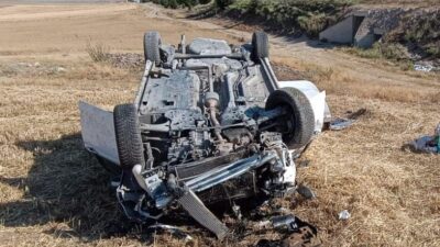 AFYONKARAHİSAR’DA KONTROLDEN ÇIKARAK TAKLA ATIP ARDINDAN TERS DÖNEREK DURABİLEN OTOMOBİLDE