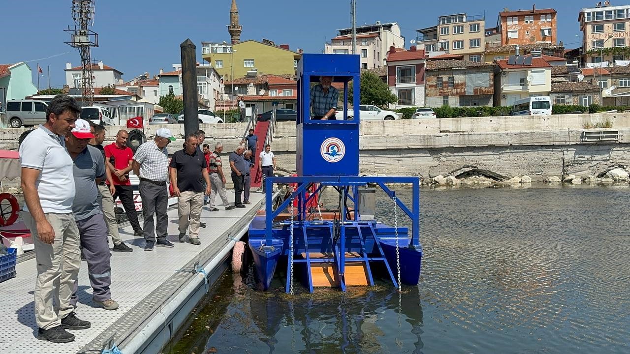 Eği̇rdi̇r Gölü Üzeri̇ndeki̇ Yosunlar Ve Otlar Temi̇zlenmeye Başladı