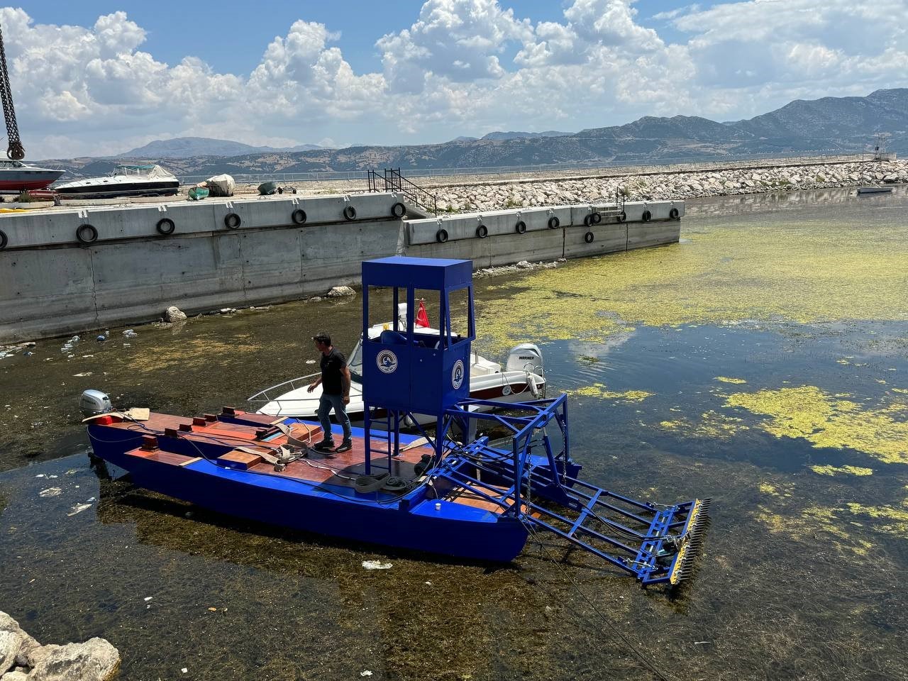 Eği̇rdi̇r Gölü Yüzeyi̇ndeki̇ Yosunlar Temi̇zlenecek