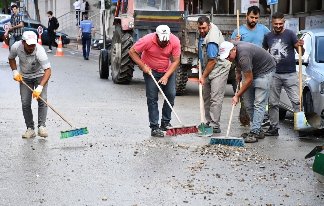 Emet Beledi̇yesi̇nden Yoğun Yağış Sonrası Onarım Ve Temi̇zli̇k Çalışması