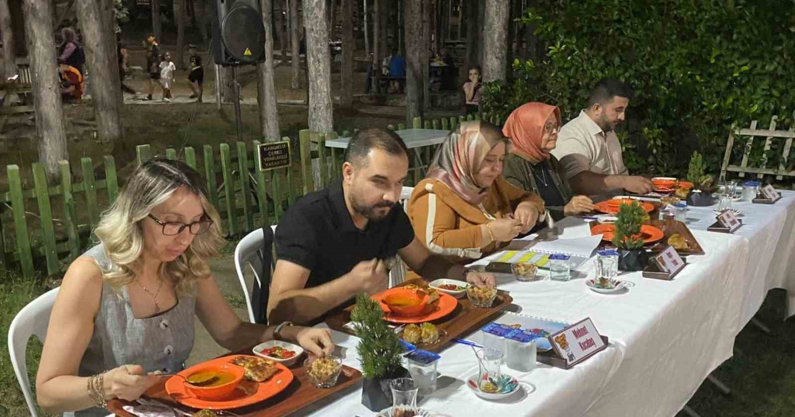 En Lezzetli̇ Tarhana Çorbası İçi̇n Yarıştılar