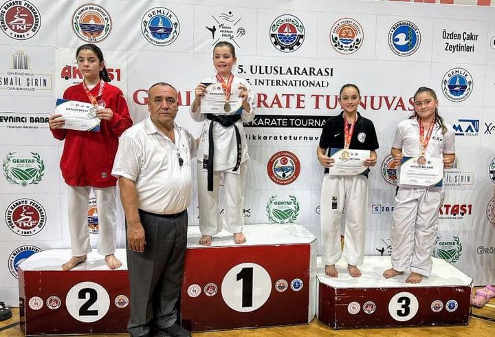 Eski̇şehi̇rli̇ Mi̇ni̇k Sporcu Uluslararası Karate Turnuvasında Bi̇ri̇nci̇li̇k Elde Etti̇