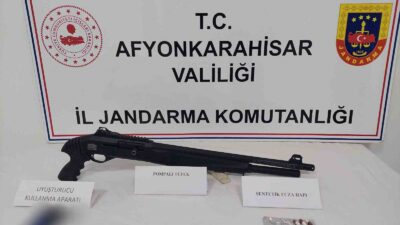 UŞAK’TAN, AFYONKARAHİSAR’A SATMAK İÇİN UYUŞTURUCU GETİREN 3 ŞAHIS JANDARMANIN TAKİBİ