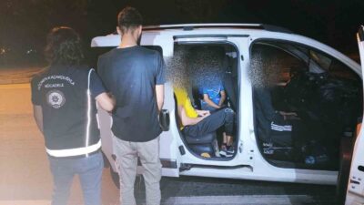 AFYONKARAHİSAR’DA HAFİF TİCARİ ARAÇLA GÖÇMEN KAÇAKÇILIĞI YAPAN BİR ŞAHIS POLİS