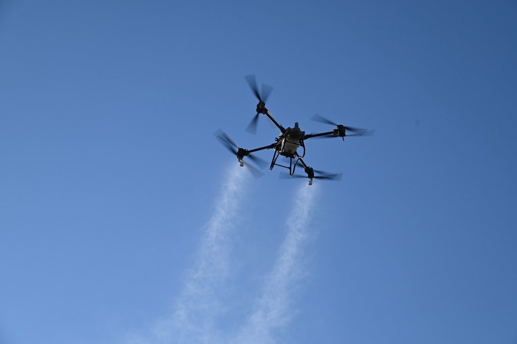 Gurbetçi̇leri̇n Üzeri̇ne Drondan Gül Suyu Serpti̇ler