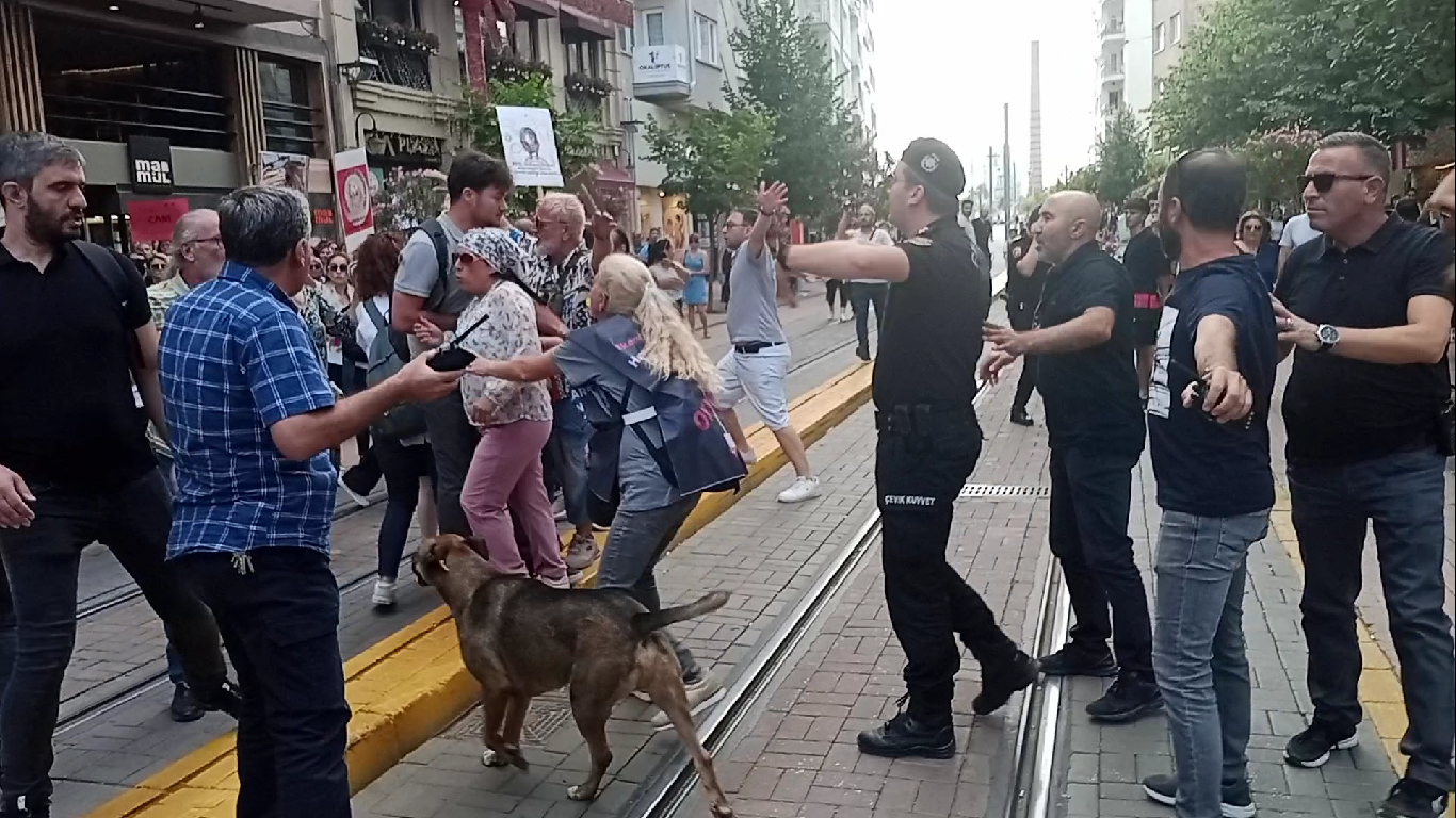 Hayvanseverler “Sakat Kalan Çocuklar İçi̇n Neden Ses Çıkartmıyorsunuz?” Di̇yen Adama Saldırmaya Kalktı