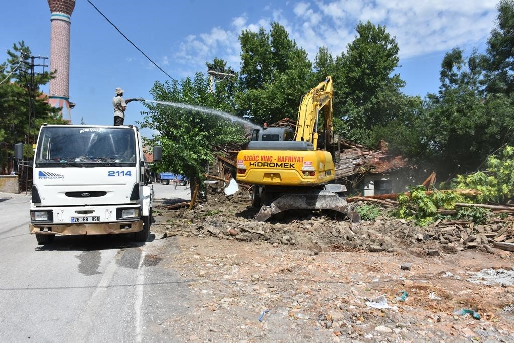 İnönüde Metruk Evleri̇n Yıkımı Başladı