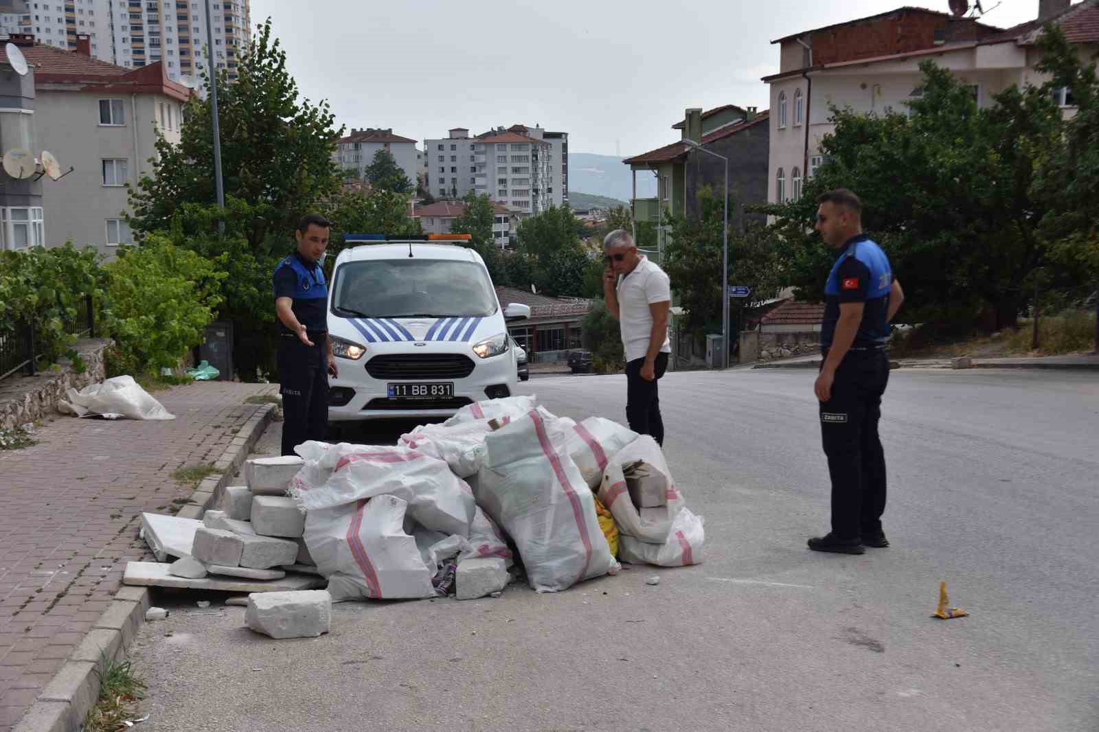 İnşaat Atıklarını Cadde Kenarına Bırakan Şahsa Cezai̇ İşlem Uygulandı