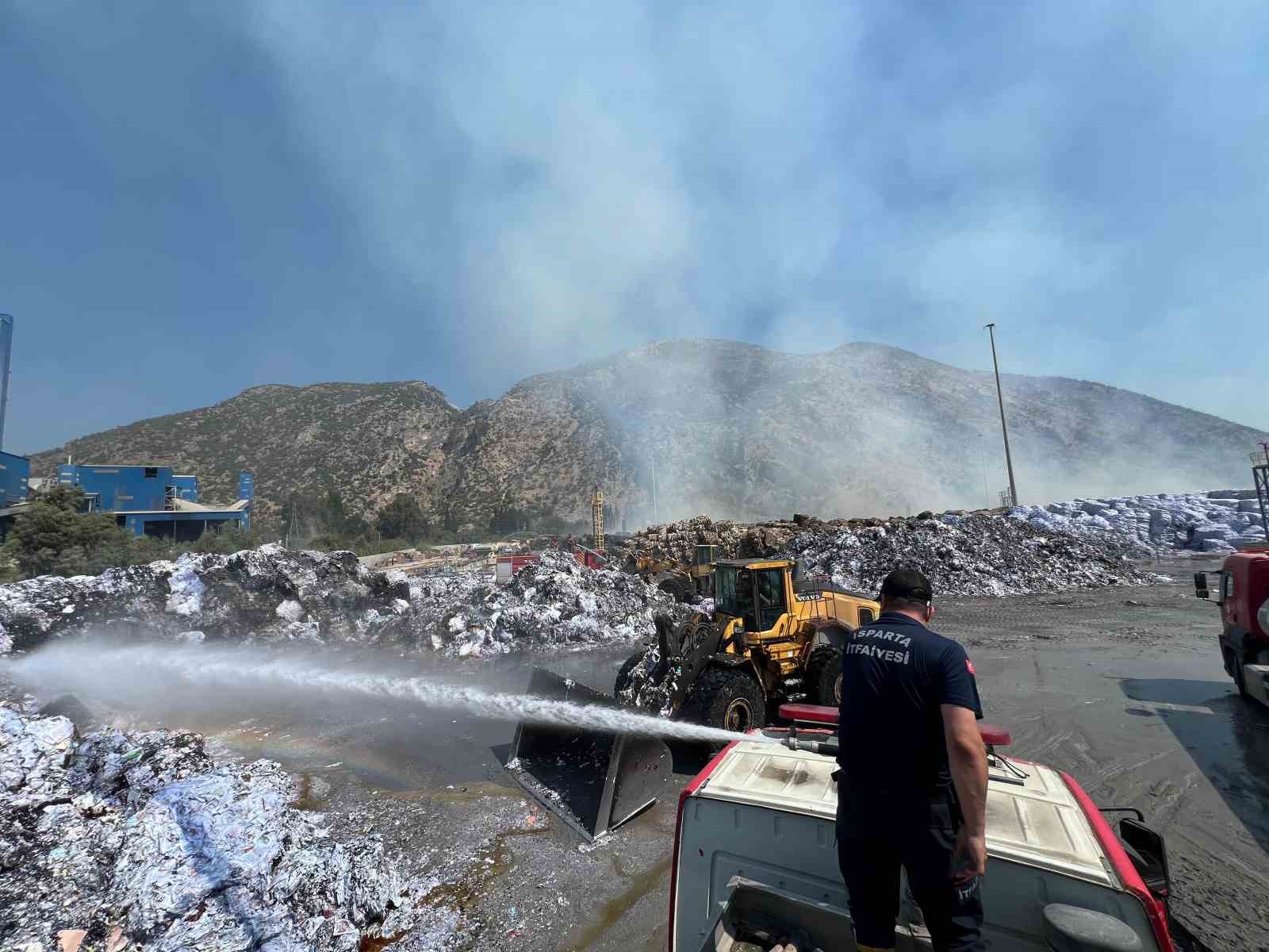 Isparta İtfai̇yesi̇, Sökedeki̇ Yangın Söndürme Çalışmalarına Destek Veri̇yor