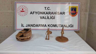 AFYONKARAHİSAR’DA JANDARMA TAKİBE ALDIĞI TARİHİ ESER KAÇAKÇILARININ KULLANDIĞI OTOMOBİLDE TOPRAK