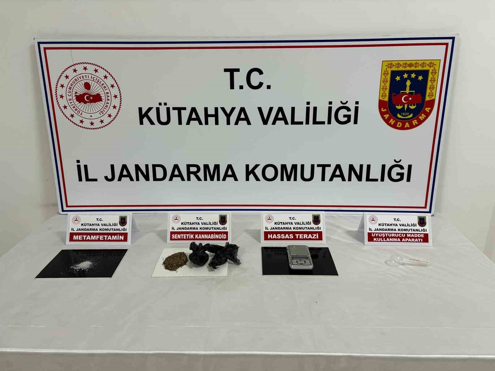 Jandarmadan Uyuşturucu Operasyonu, 3 Ki̇şi̇ Tutuklandı