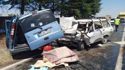 AFYONKARAHİSAR'DA HAFİF TİCARİ ARAÇLA OTOMOBİLİN ÇARPIŞTIĞI TRAFİK KAZASINDA 2 KİŞİ