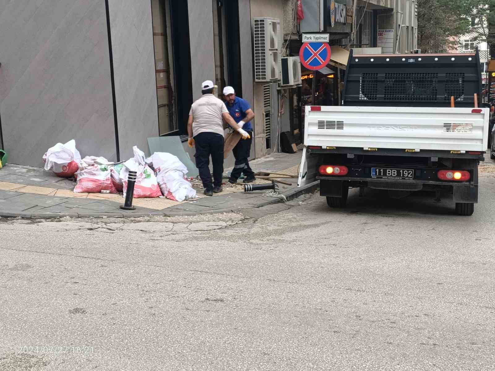 Kaldırım Üzeri̇nde 15 Gündür Bekleyen İnşaat Atıkları Toplandı