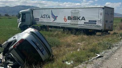 AFYONKARAHİSAR'DA TR İLE ÇARPIŞAN OTOMOBİLDE ANNE VE BABA OLAY YERİNDE