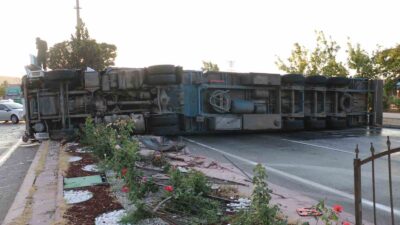 AFYONKARAHİSAR’DA KONTROLDEN ÇIKARAK YOL ORTASINA DEVRİLEN TIRDAN DOLAYI 4 FARKLI