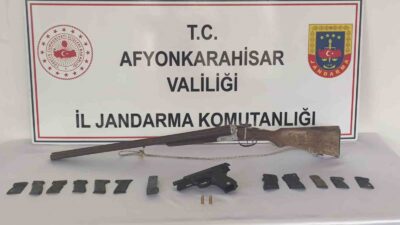 AFYONKARAHİSAR’DA YAŞADIĞI KÖYDEKİ EVİNE ATÖLYE KURARAK KURUSIKI SİLAHLARIN NAMLULARINI AÇARAK