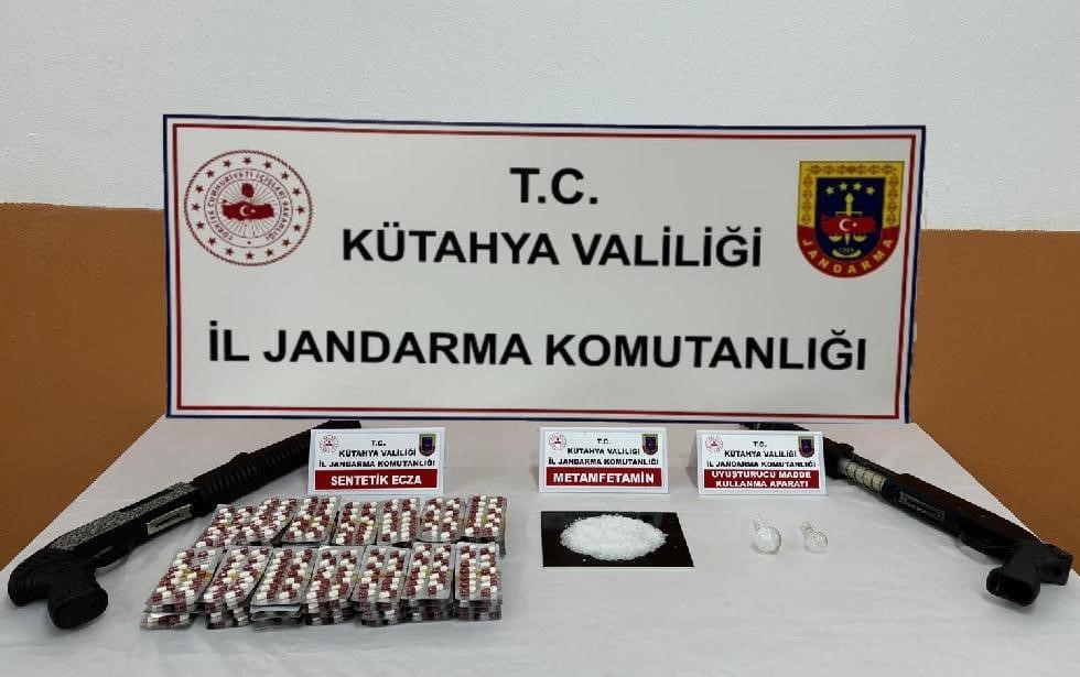 Kütahyada Apart Otelde Uyuşturucu Ve Si̇lah Ele Geçi̇ri̇ldi̇: 3 Şüpheli̇ Tutuklandı