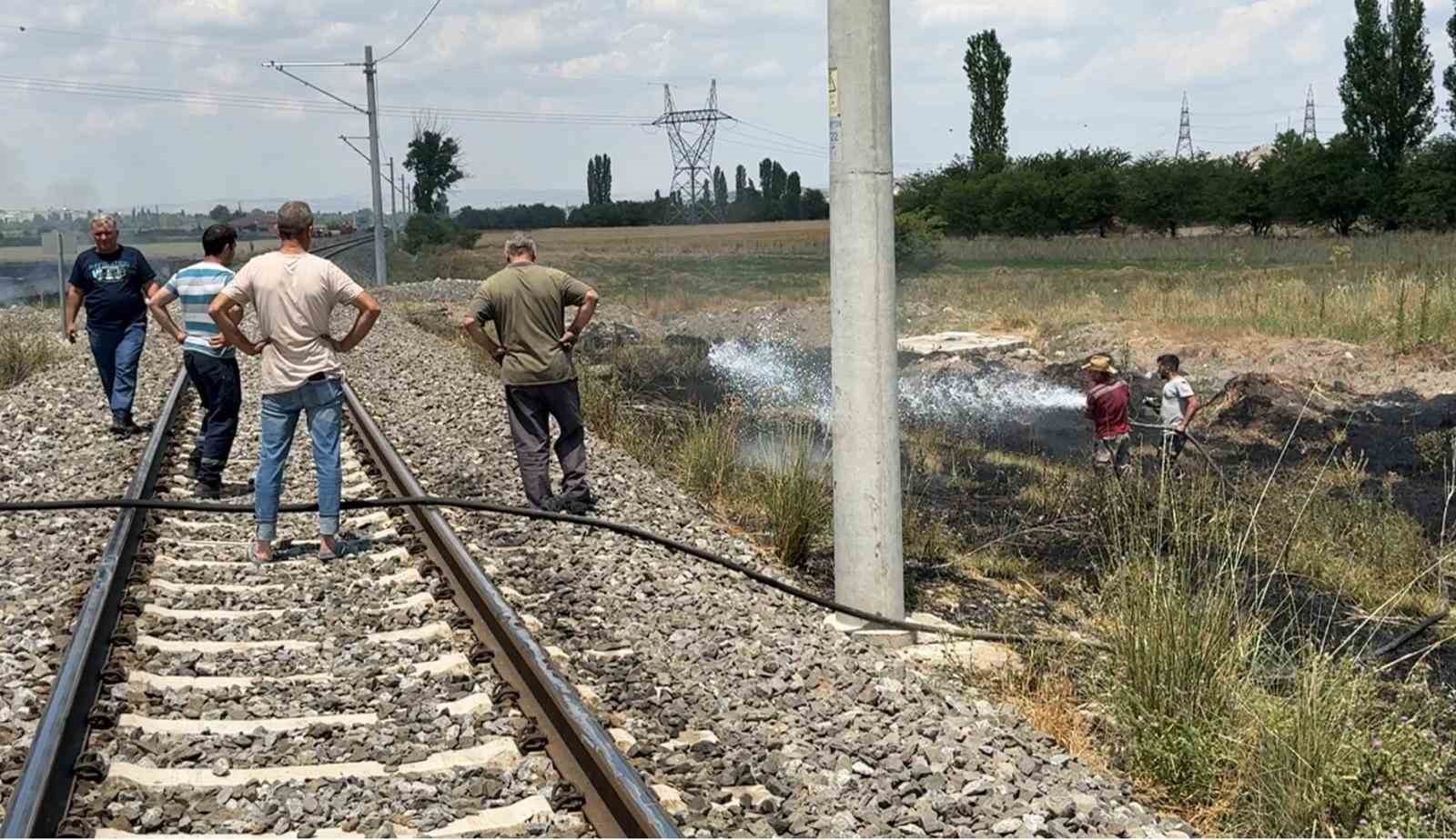 Kütahyada Demi̇r Yolu Hattında Anız Yangını