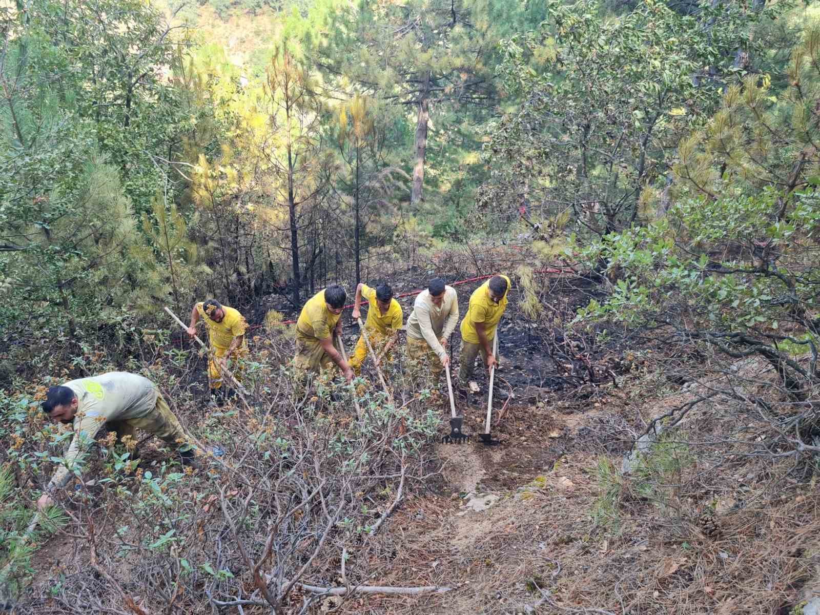 Kütahyada İddi̇aya Göre Depoda Çıkan Yangın Kestane Dağı Etekleri̇ne Sıçradı