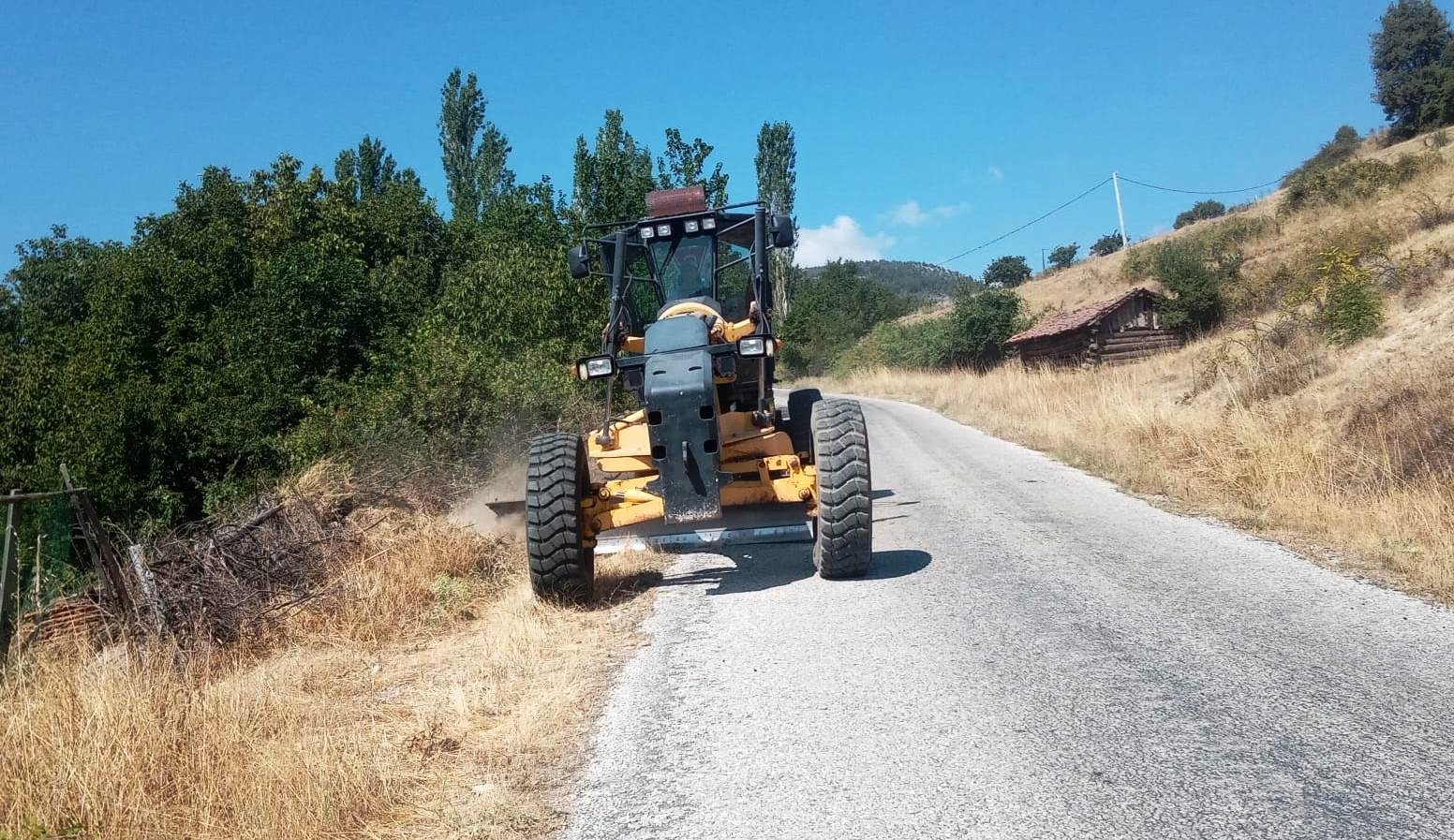 Kütahyada Orman Yangınlarına Karşı Yol Kenarları Temi̇zleni̇yor