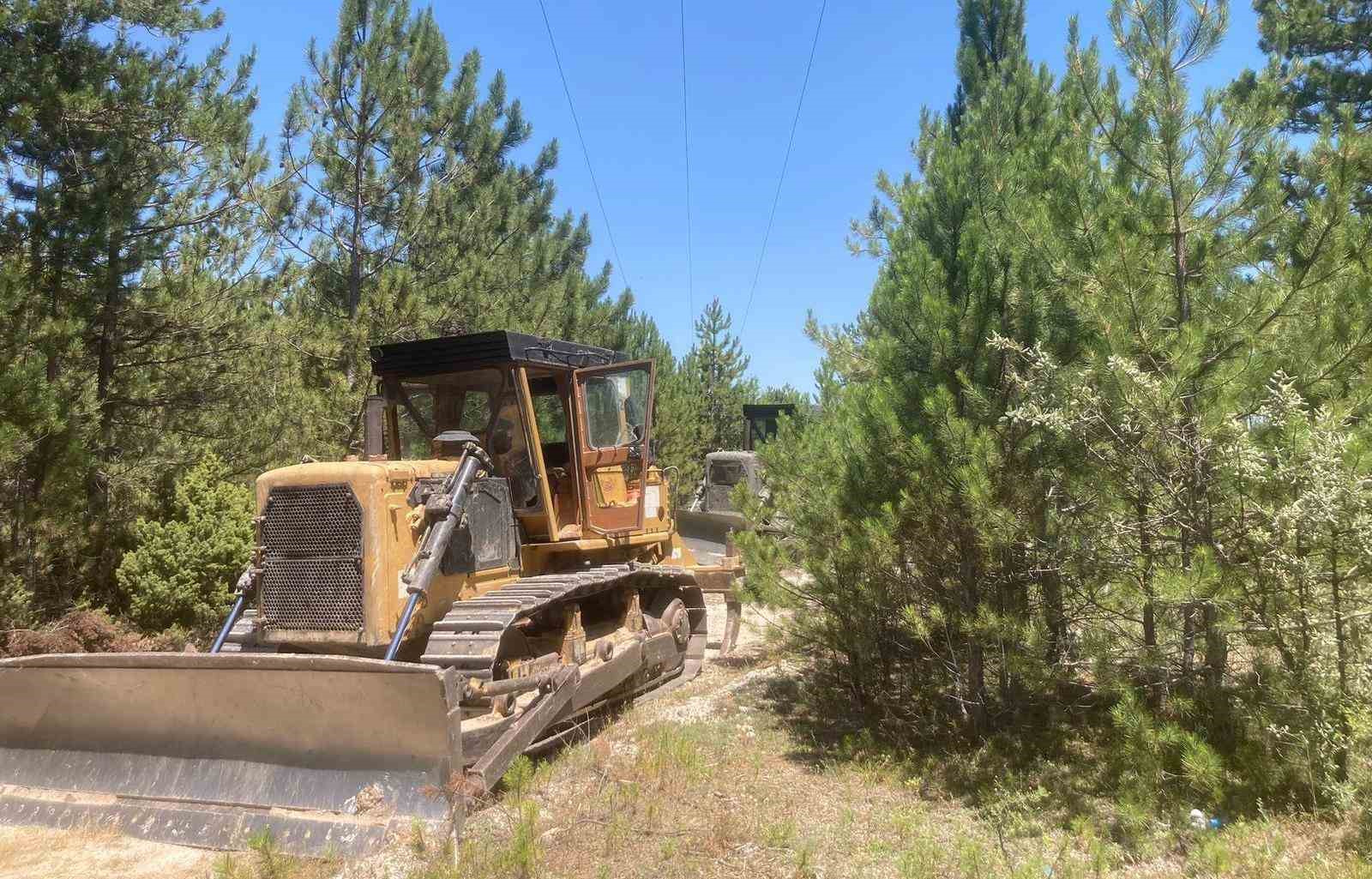 Kütahyada Ormanlardaki̇ Enerji̇ Naki̇l Hatlarının Altları Temi̇zleni̇yor