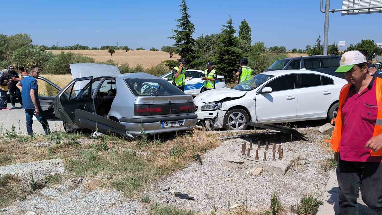 Kütahyada Trafi̇k Kazası: 1 Ölü, 2 Yaralı