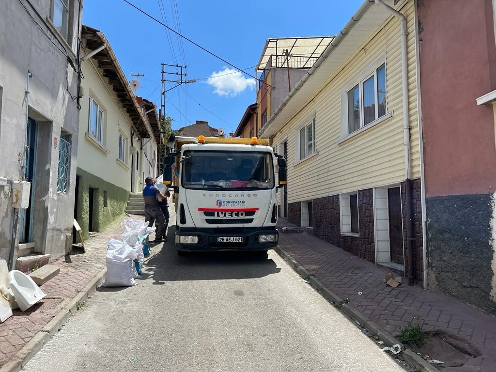 Odunpazarı Beledi̇yesi̇nden “Çöp Çıkartma Saatleri̇ne Di̇kkat” Açıklaması