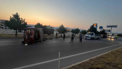 AFYONKARAHİSAR’DA OTOMOBİLLE KAMYONETİN ÇARPIŞMASI SONUCU YAŞANAN TRAFİK KAZASINDA 5 KİŞİ