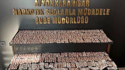 AFYONKARAHİSAR'DA POLİSTEN KAÇAMAK İSTEYEN ARAÇTA YAPILAN ARAMADA SENTETİK ECZA HAPI