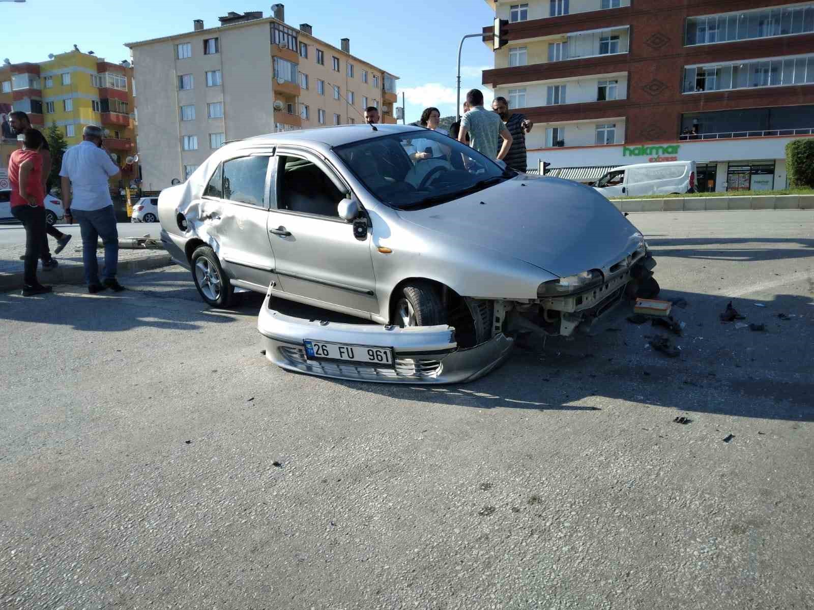 Refüje Çarpan Otomobi̇li̇n Sürücüsü Yaralandı