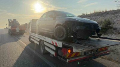 AFYONKARAHİSAR’DA KONTROLDEN ÇIKARAK REFÜJE GİREN OTOMOBİLDE 4 KİŞİ YARALANDI.