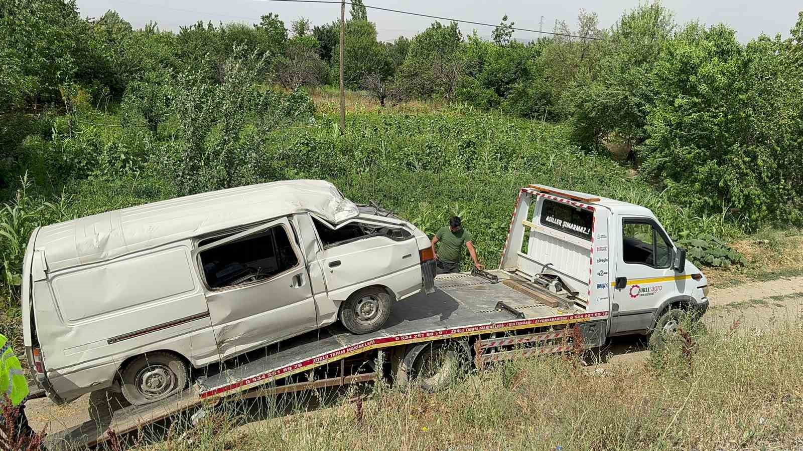 Şarampole Devri̇len Mi̇ni̇büste Üçü Çocuk 5 Ki̇şi̇ Yaralandı.