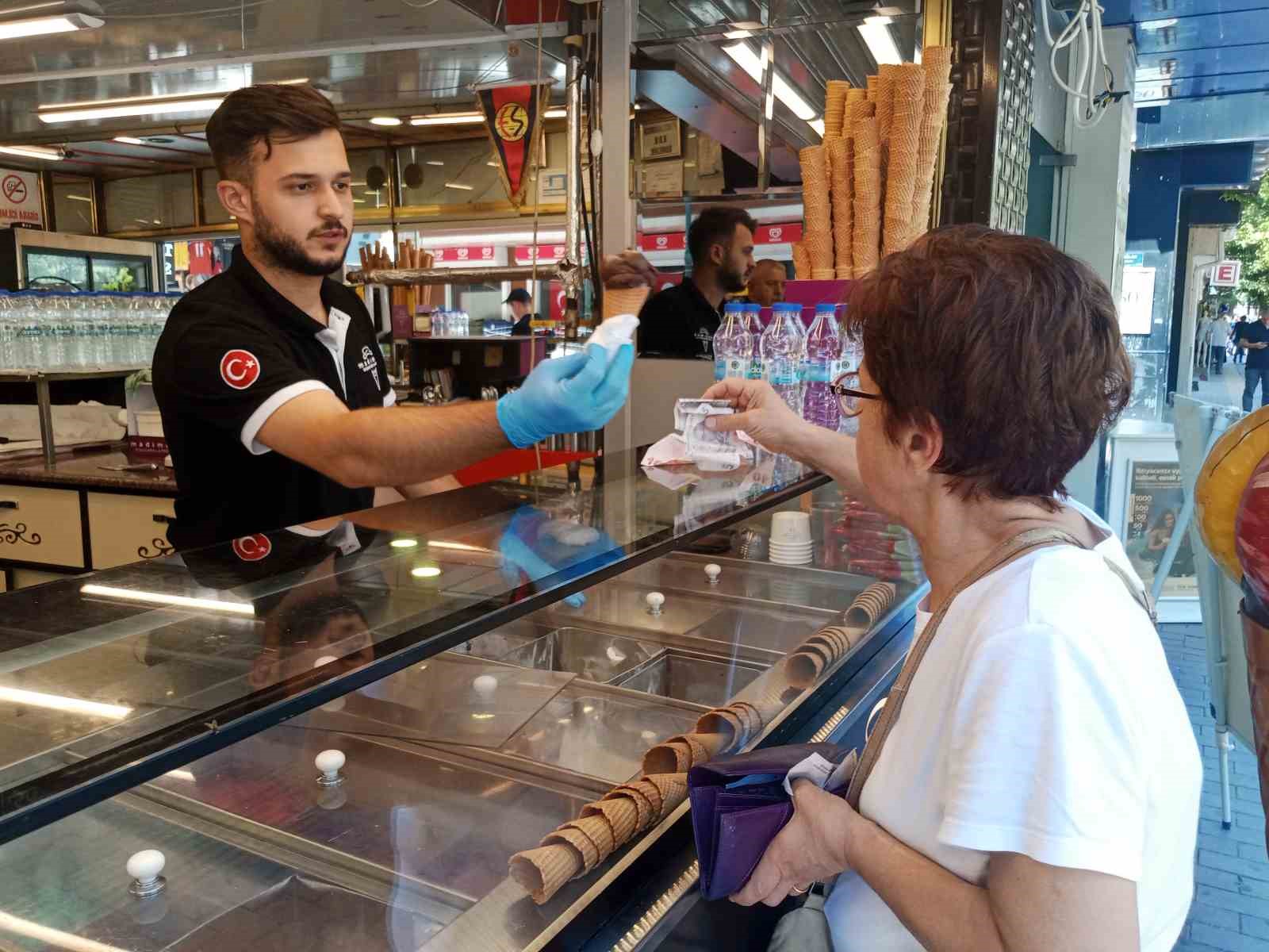 Seri̇nlemeni̇n En Tatlı Yöntemleri̇nden Dondurmanın Aromasında Terci̇hler Deği̇şti̇