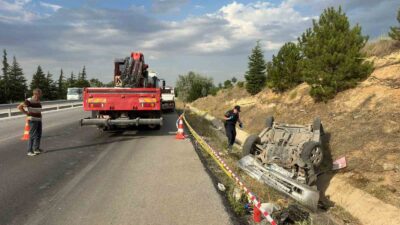 AFYONKARAHİSAR’DA KONTROLDEN ÇIKARAK TAKLA ATIP REFÜJE DEVRİLEN OTOMOBİLDE 2 KİŞİ