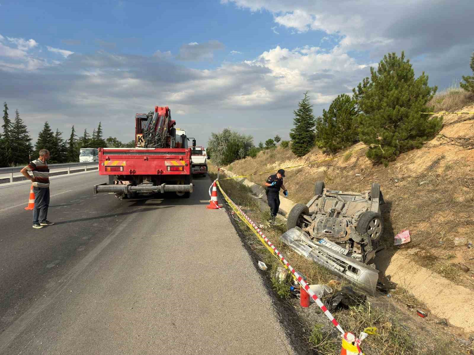 Takla Atıp Refüje Devri̇len Otomobi̇lde 2 Ki̇şi̇ Yaralandı