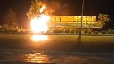 AFYONKARAHİSAR’DA SEYİR HALİNDEKİ TIRDA ÇIKAN YANGIN SONRASI ARAÇ KISA SÜREDE