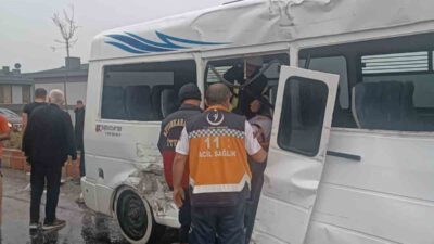 AFYONKARAHİSAR’DA TIR İLE DOLMUŞUN ÇARPIŞTIĞI TRAFİK KAZASINDA 9 KİŞİ YARALANDI.