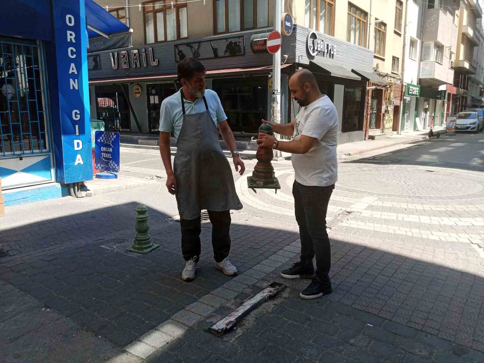 Trafi̇ğe Kapalı Olmasına Rağmen Her Çeşi̇t Aracın İşgal Etti̇ği̇ Sokaktaki̇ Esnaf Kendi̇ Çözümünü Üretti̇