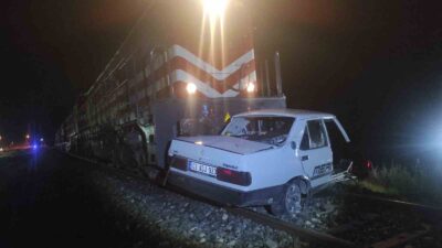 AFYONKARAHİSAR’DA KONTROLSÜZ HEMZEMİN GEÇİTTEN GEÇMEYE ÇALIŞIRKEN YÜK TRENİNİN ÇARPTIĞI OTOMOBİLİN