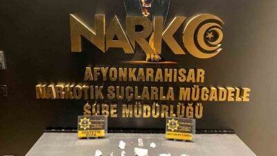 AFYONKARAHİSAR'DA DURDURULAN BİR OTOMOBİLDE YAPILAN ARAMADA UYUŞTURUCU MADDELERLE YAKALANAN 5