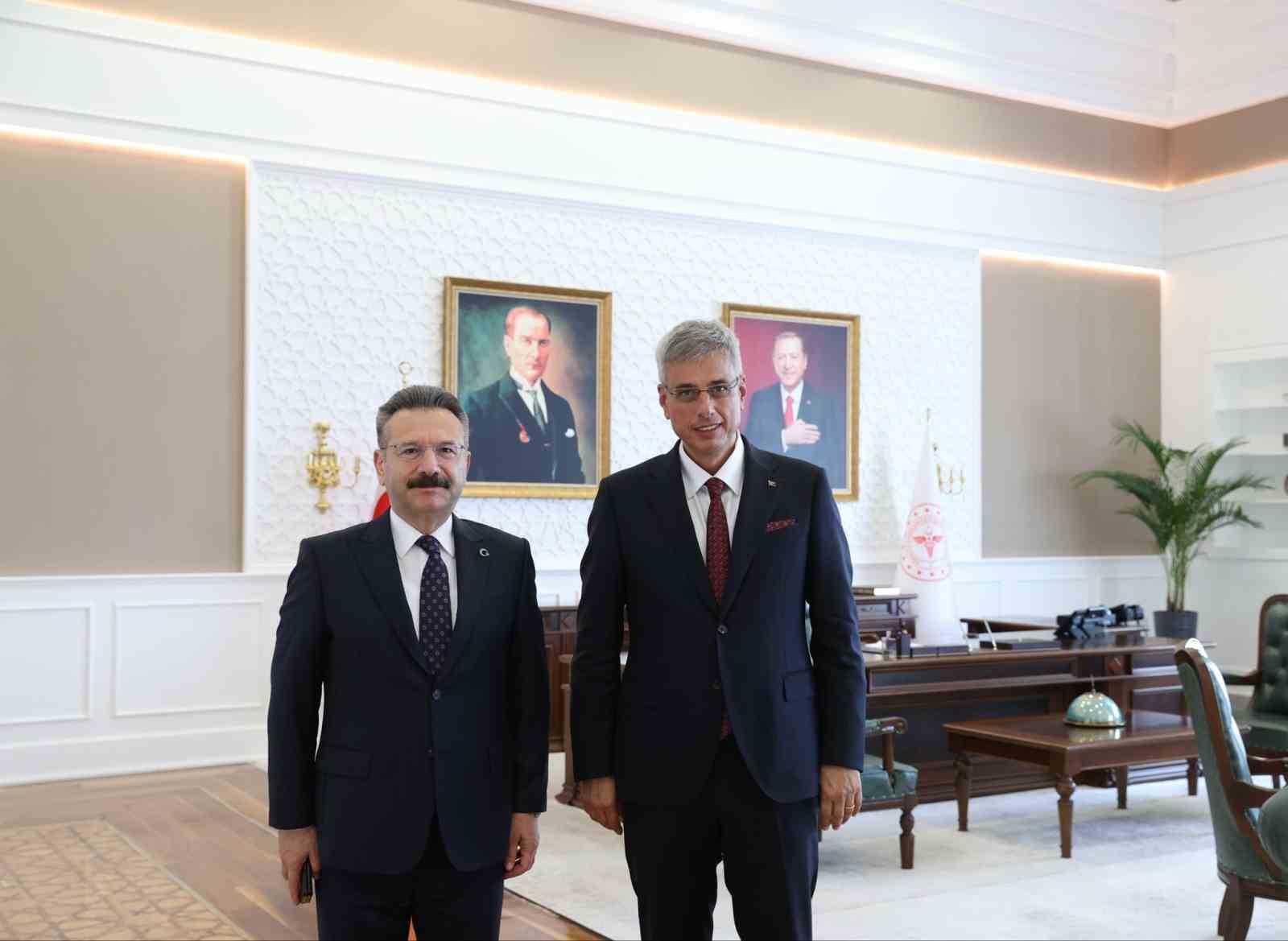 Vali̇ Hüseyi̇n Aksoy Yeni̇ Atanan Sağlık Bakanı Prof. Dr. Kemal Memi̇şoğlunu Zi̇yaret Etti̇