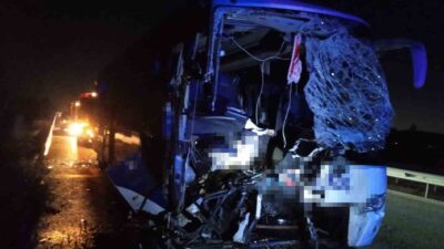 AFYONKARAHİSAR'DA YOLCU OTOBÜSÜNÜN ÖNÜNDE SEYREDEN KAMYONA ARKADAN ÇARPMA SONUCU YAŞANAN