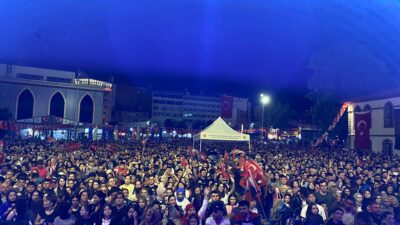 Afyonlular Kıraç konseri için Zafer Meydanı’nda 
