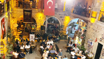 Tarihi Taşhan'da salı ve perşembe günleri düzenli olarak sahne alan