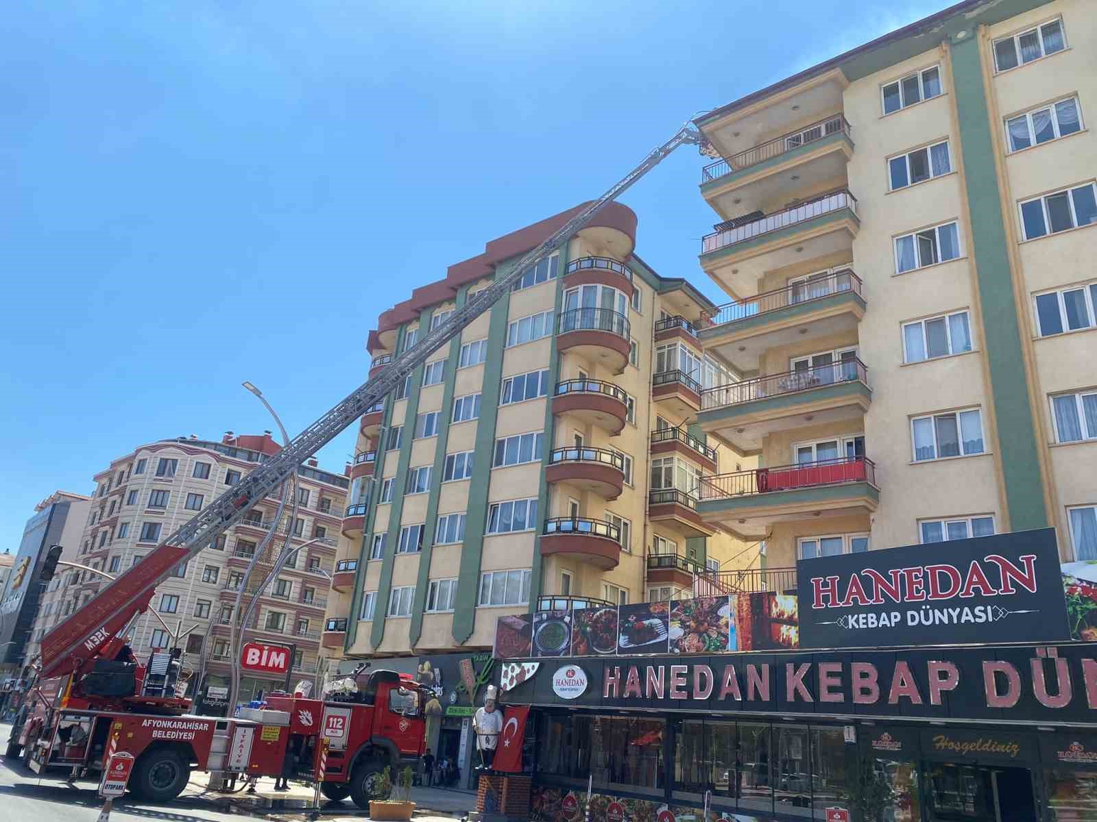 7 Katlı Apartmanın Çatısında Çıkan Yangın Büyük Pani̇ğe Neden Oldu