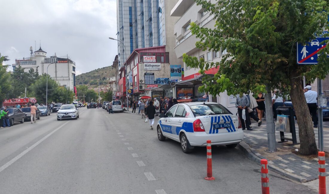 Afyonkarahisar'da trafik polisleri halk